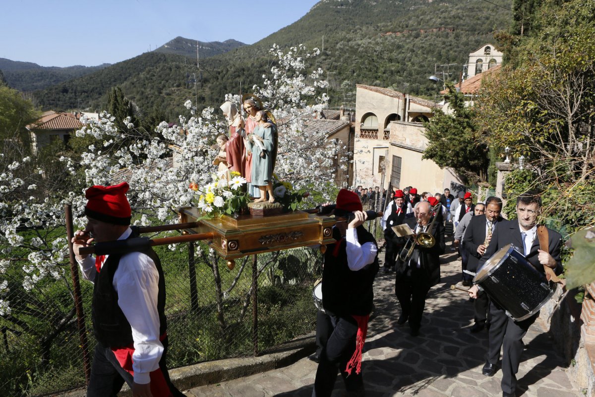 La processó dels Sants Patrons sortint del poble cap a Vallcàrquera en la festa de l'any 2015