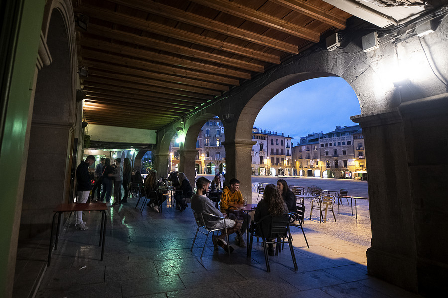 Diverses persones a punt per sopar a la plaça Major de Vic