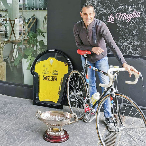 Melcior Mauri amb la bicicleta, el mallot i la copa de guanyador de la Vuelta