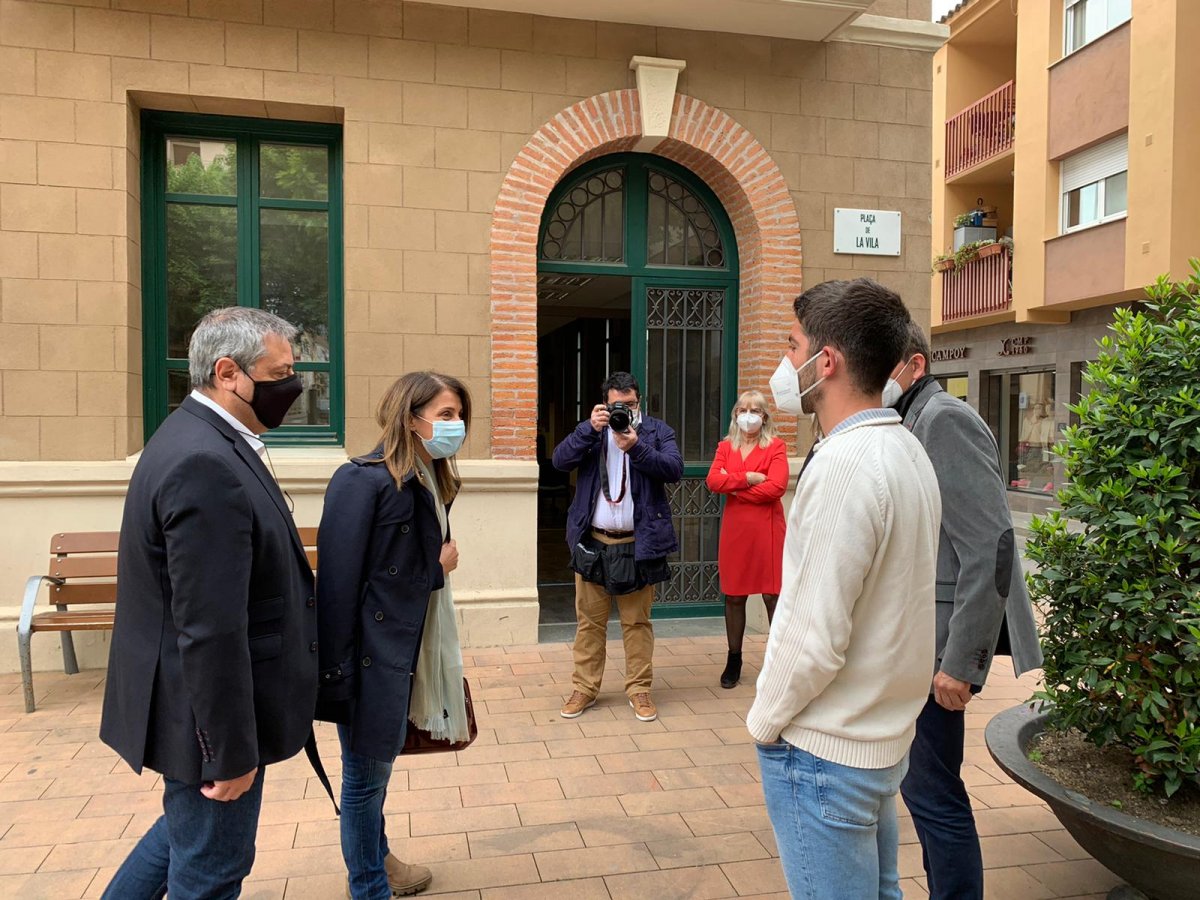 La consellera amb l'alcalde a la plaça de la Vila