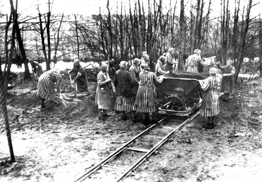 Dones treballant al camp de Ravensbrück, situat al nord d'Alemanya, a uns 90 quilòmetres de Berlín