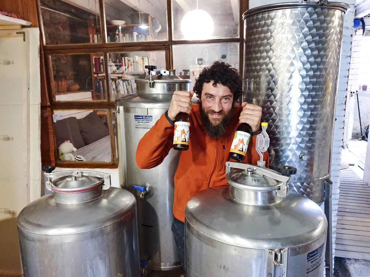 Sebastián González-Alsina, amb els dos models de cervesa Cara Nord que comercialitzarà a partir d’ara, des de les antigues corts de Can Vinyes on ha començat a muntar la seva cerveseria