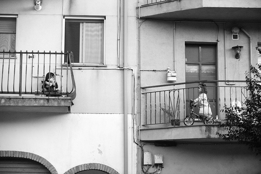 Nenes als balcons de Sant Celoni durant el confinament