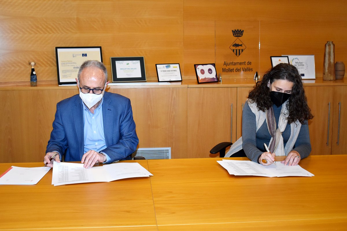 L'alcalde Josep Monràs i Eulàlia Aliguers en la signatura del conveni