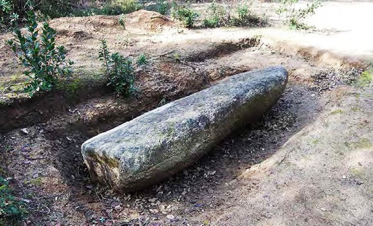 Actualment, el menhir és a terra en una clarinada de bosc prop de la urbanització Collsacreu