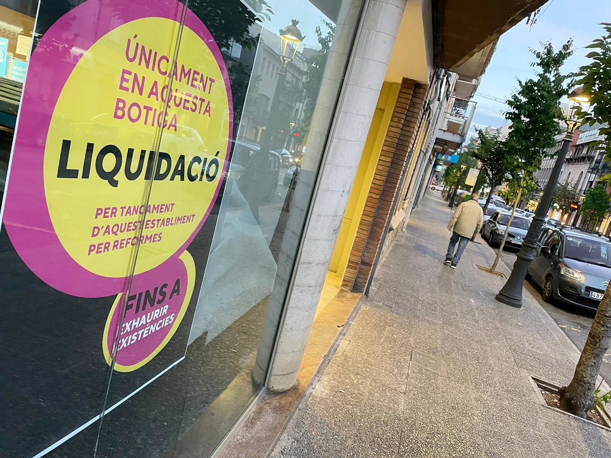 Els cartells que anuncien el tancament de la botiga del carrer Joan Prim