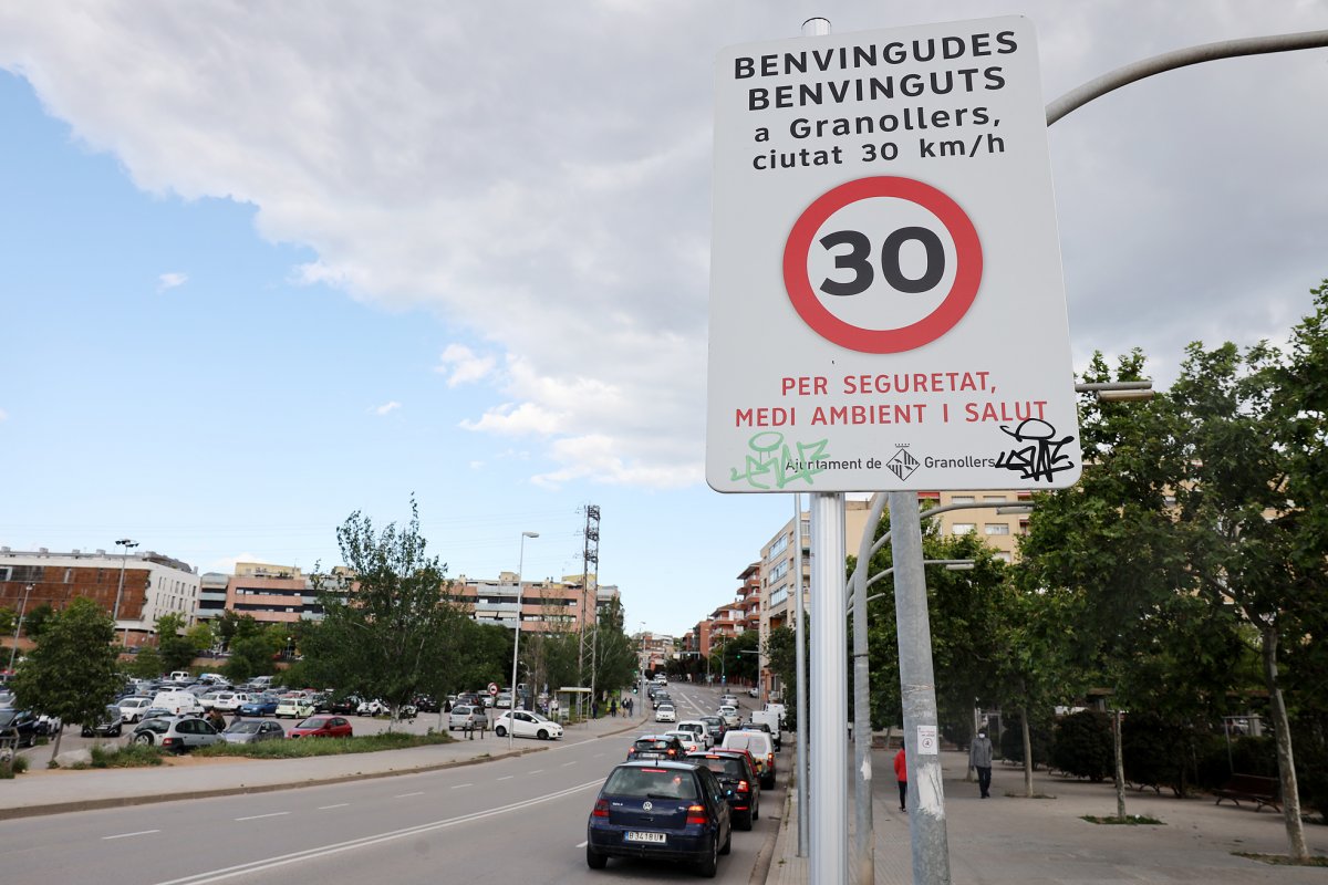 Plafó informatiu a l'accés a Granollers pel carrer Ramon Llull que informa de la velocitat general a tota la ciutat
