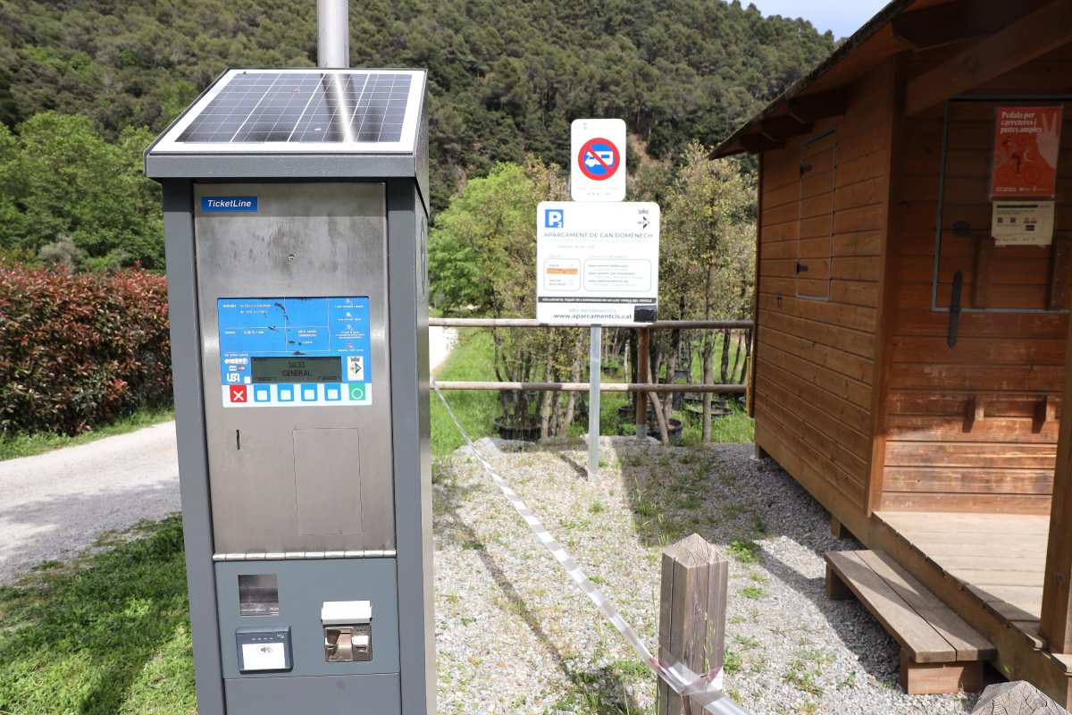 L'aparcament de Can Domènech, a tocar del camí fluvial de la riera de Vallfornès