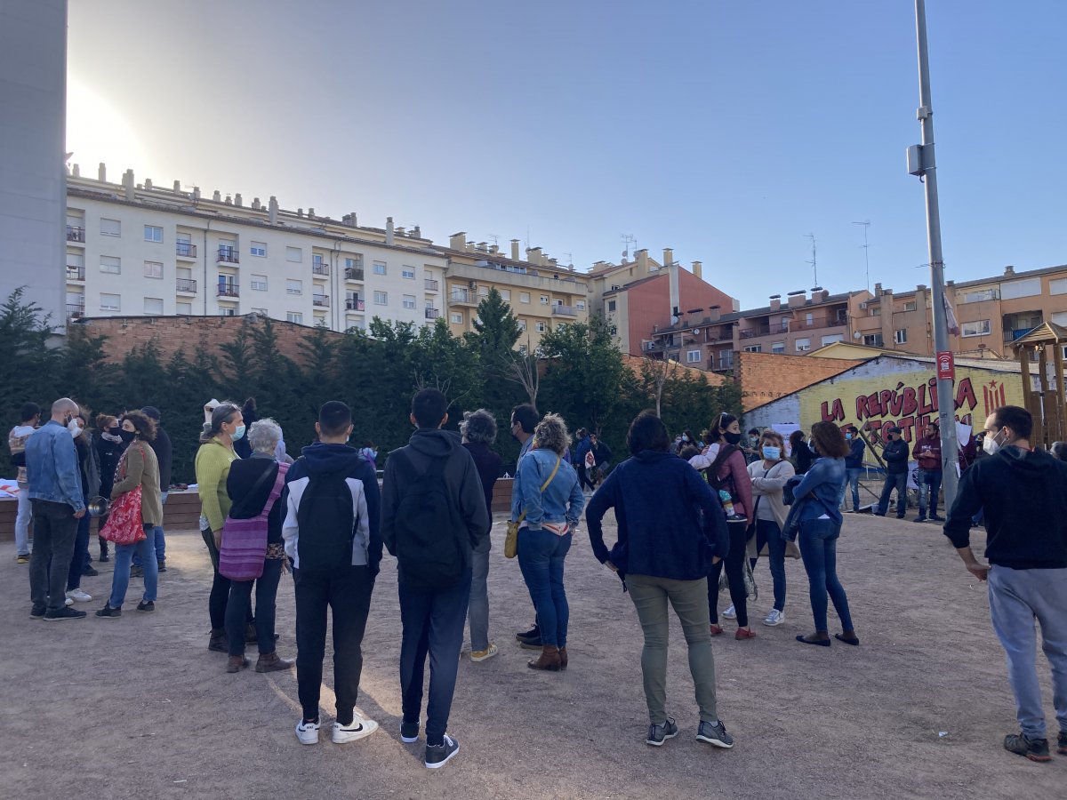 Assistents a la cassolada d'aquesta tarda, a la Plaça de la Noguera