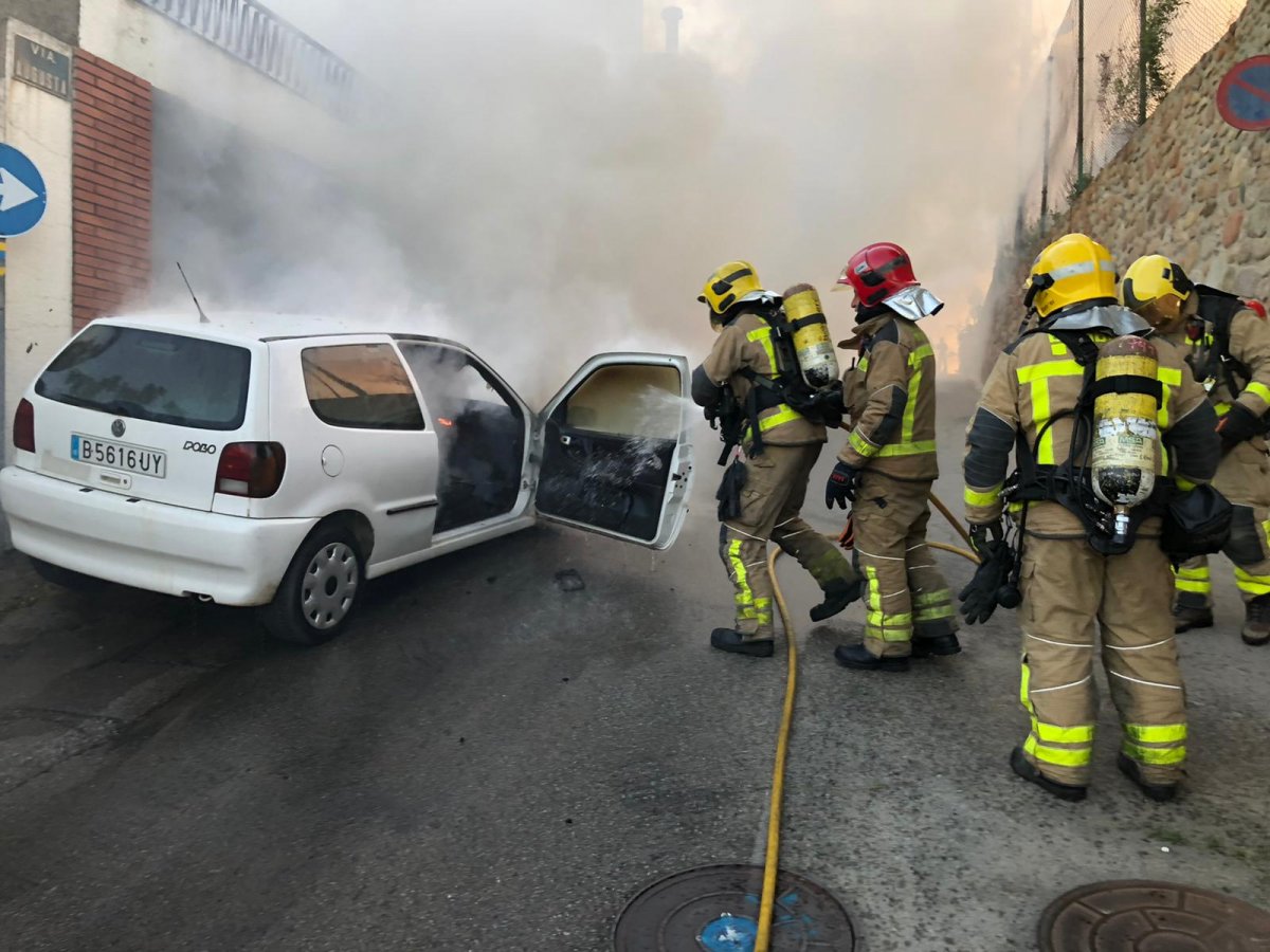 Els Bombers treballant per apagar el foc