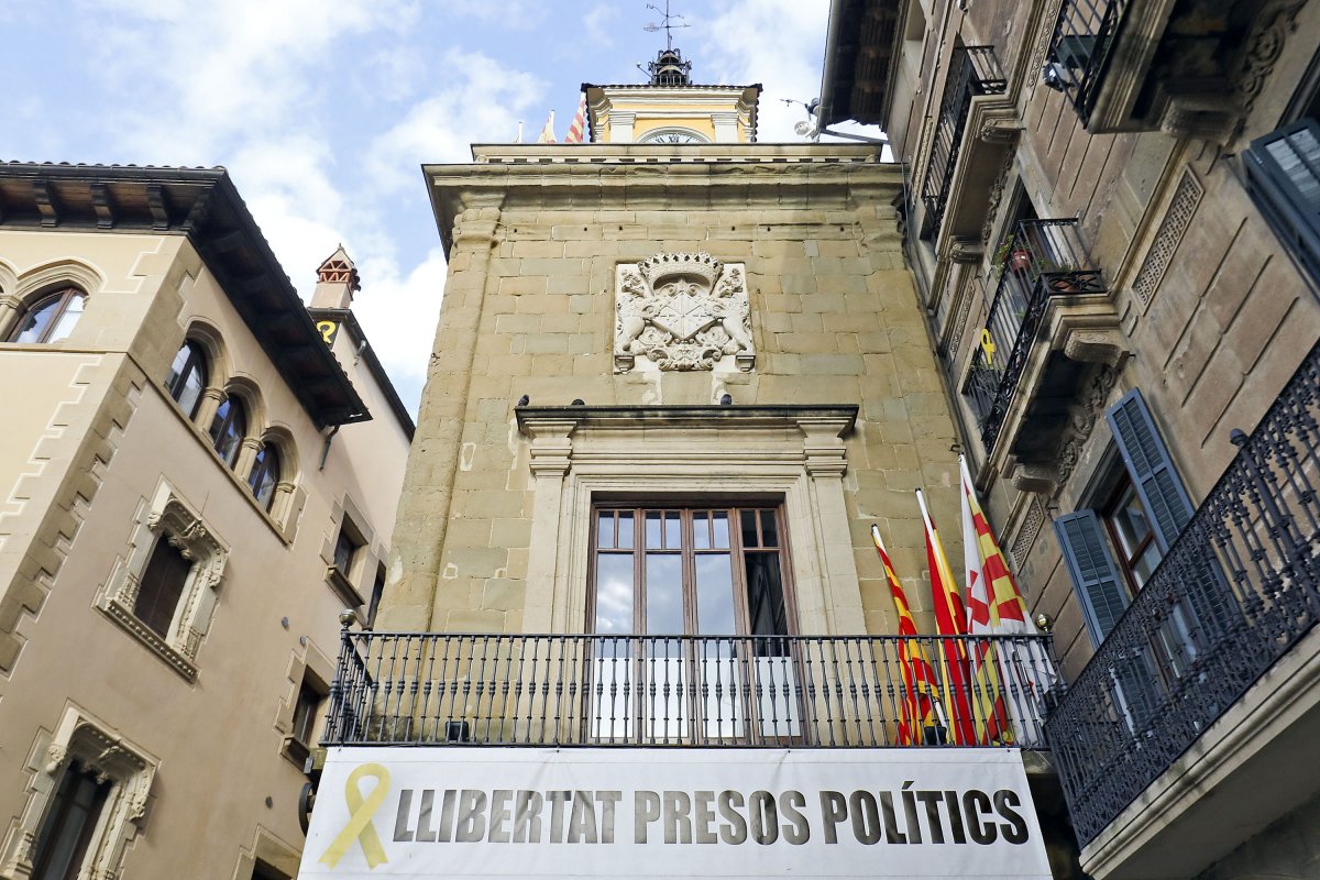 La bandera espanyola, al costat de la senyera i la ciutat, ha tornat al balcó principal de l'Ajuntament