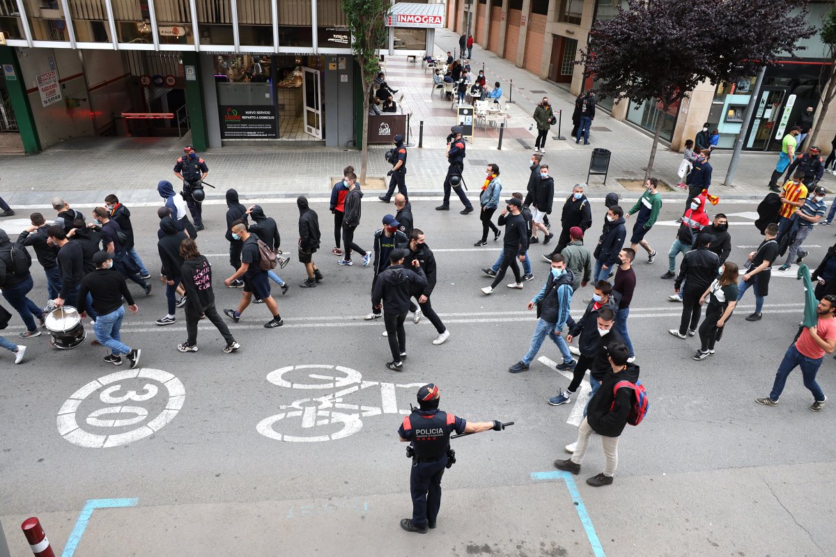 La sortida del gruix d'aficionats de la UE Sant Andreu pel carrer Girona