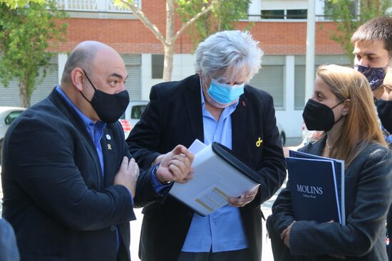 Kris Charlier amb la seva advocada i l'alcalde de Bigues i Riells, Joan Josep Galiano, aquest dijous