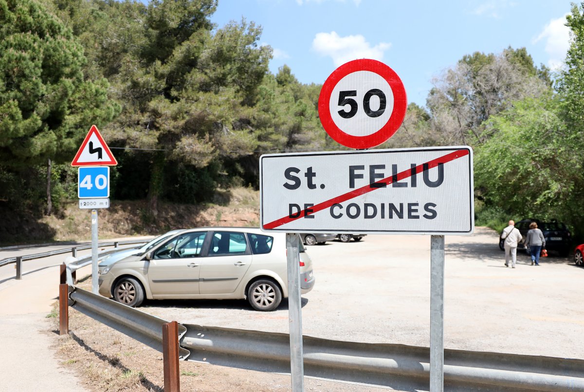 Un cartell de velocitat màxima a la sortida de Sant Feliu en direcció a Sant Miquel del Fai