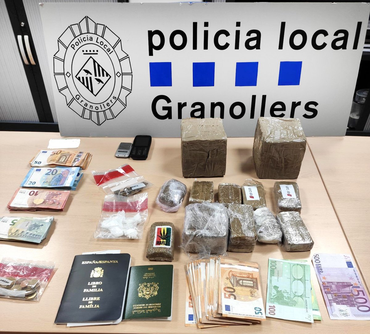 La droga, els diners i la resta de materials localitzats per la Policia Local al soterrani del bar