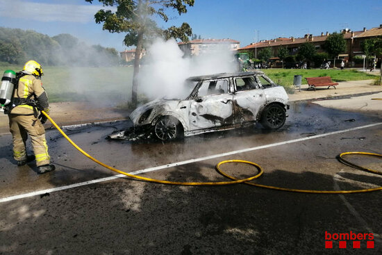 Imatge del cotxe incendiat