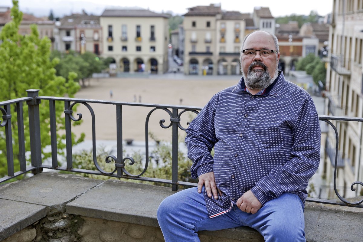 Pere Compte, aquest dimecres a la tarda a Dalt Vila, amb la plaça Fra Bernadí de fons