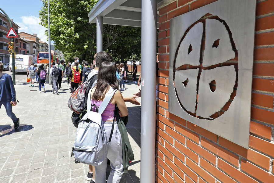 Alumnes a la sortida de l’escola Abat Oliba de Ripoll, dimarts al migdia