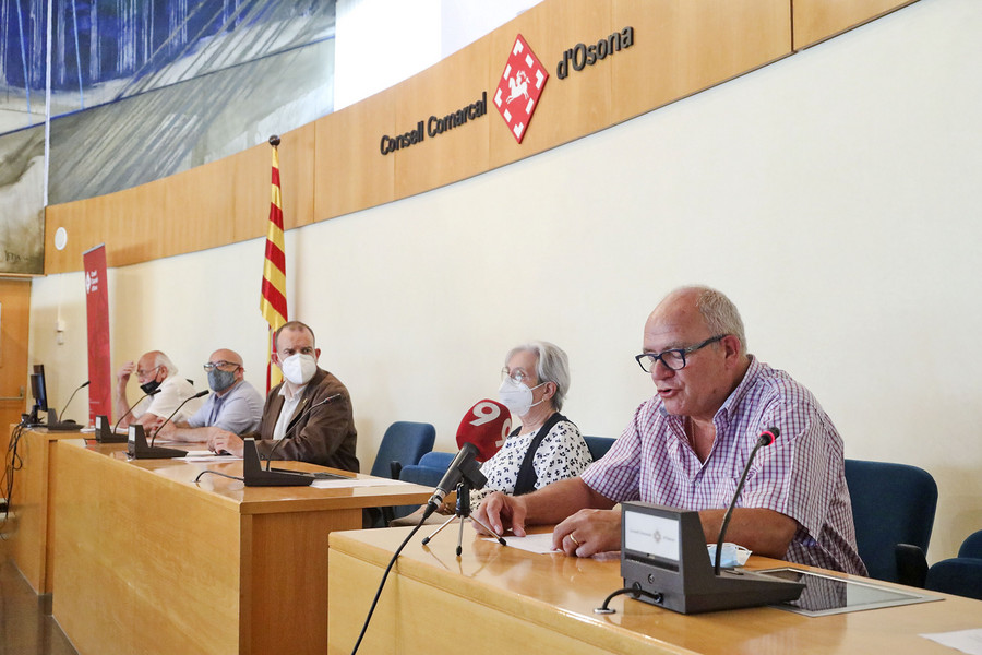 Un moment de la lectura del manifest que es va fer al Consell comarcal d'Osona