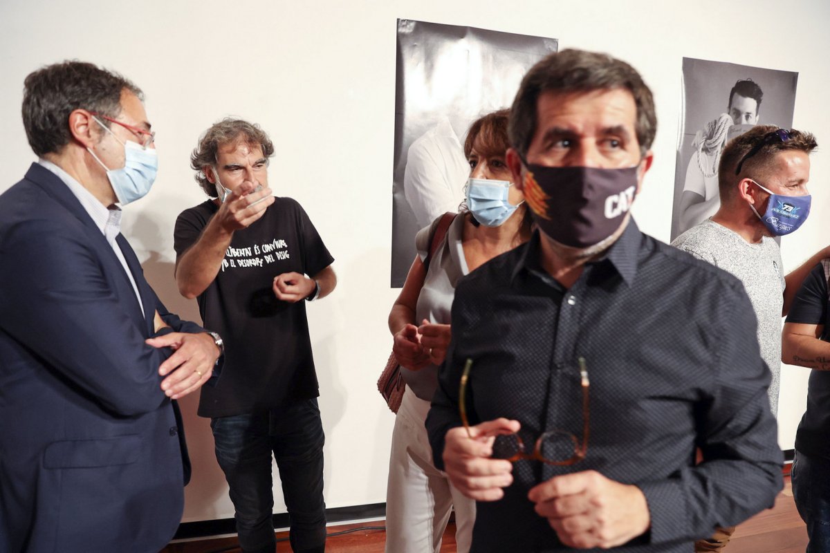 Jordi Sànchez i Jordi Cuixart durant la presentació de l'exposició fotogràfica que es va fer a Vic el setembre passat