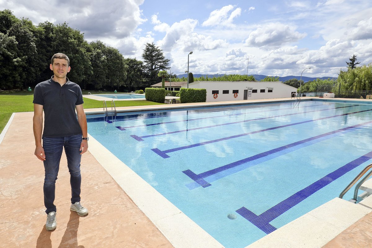 El regidor Pol Barnils, dimecres a les piscines del parc, que obren temporada d’estiu aquest dissabte
