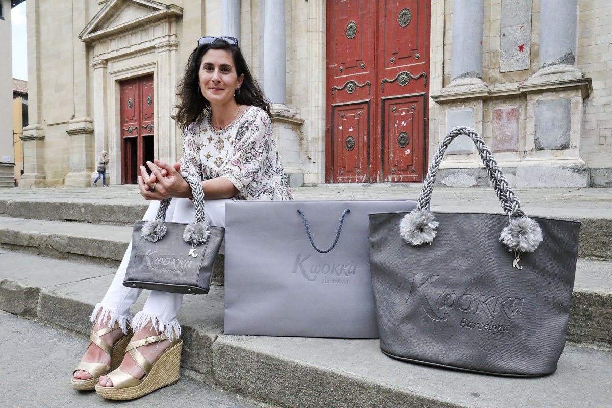 Cristina Farrés, amb algunes de les bosses que dissenya, a les escales de la plaça de la Catedral de Vic