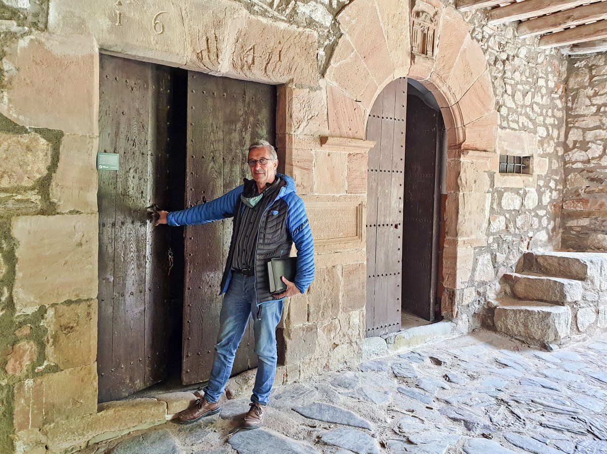 Lluís Pagespetit, president de la Fundació Vincles, tancat la porta de la masoveria abans de retornar les claus al Bisbat