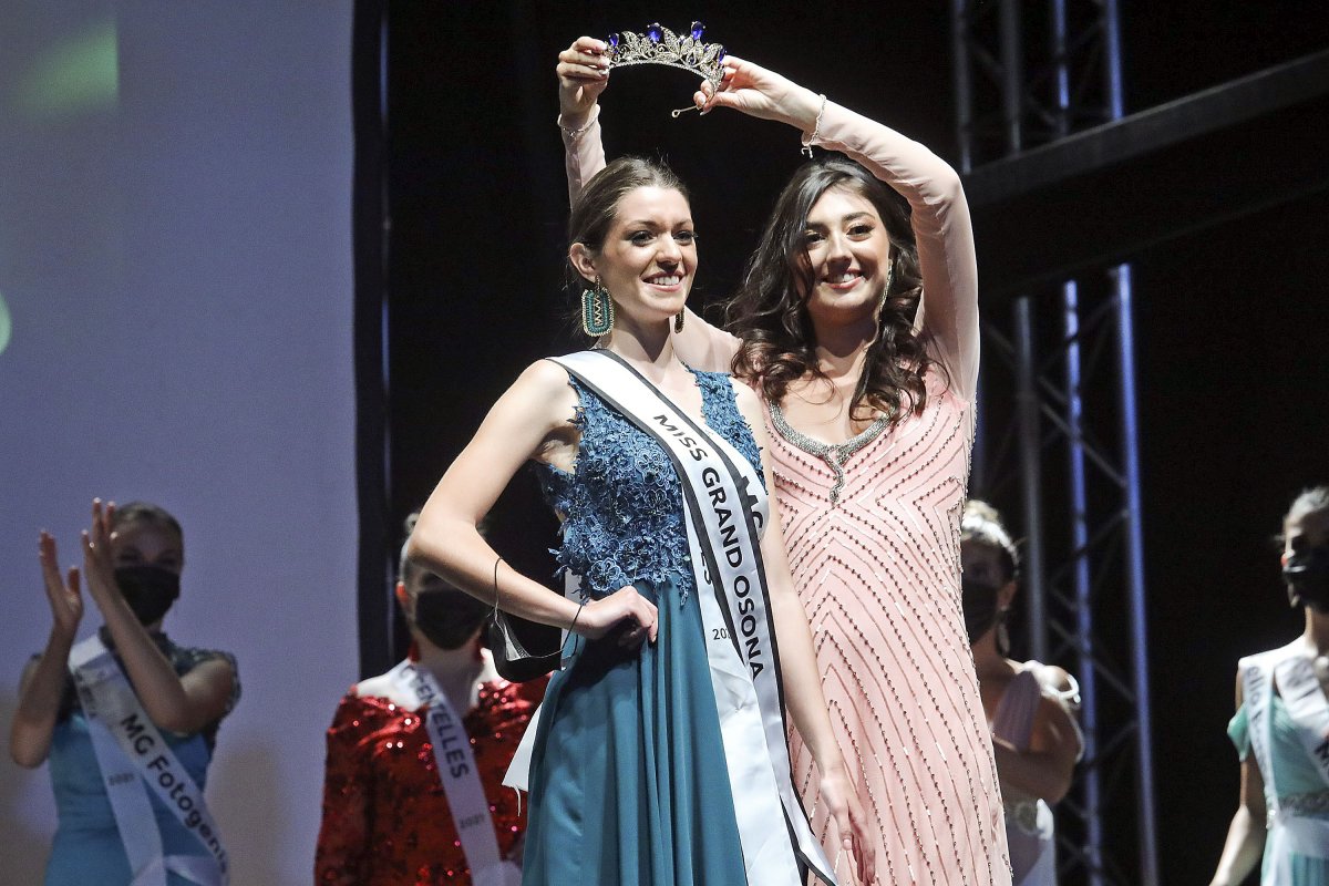 Carla Balsells, en el moment de ser coronada com a Miss Grand Osona 2021