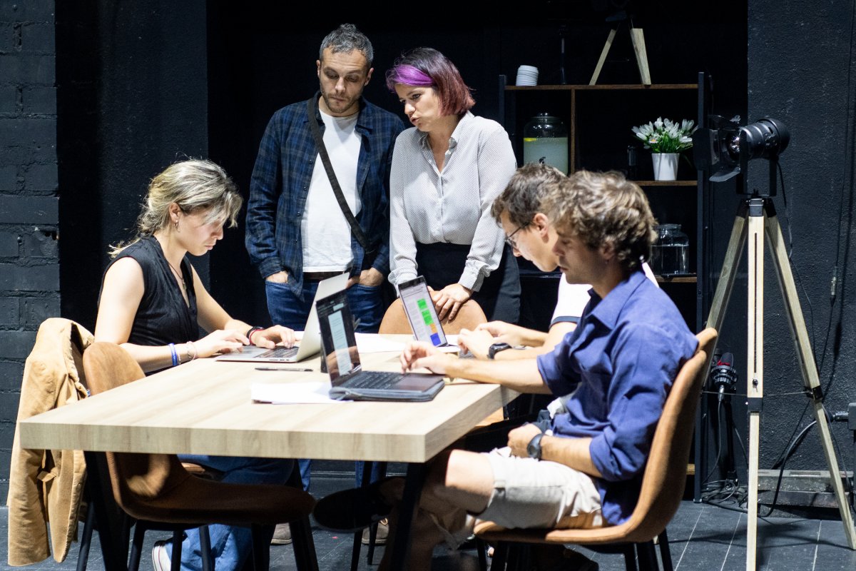 D’esquerra a dreta, Laura Domènech, Guillem Rico, Judit Quintana, Eduard Pujol i Jordi Pla en una escena de l’obra