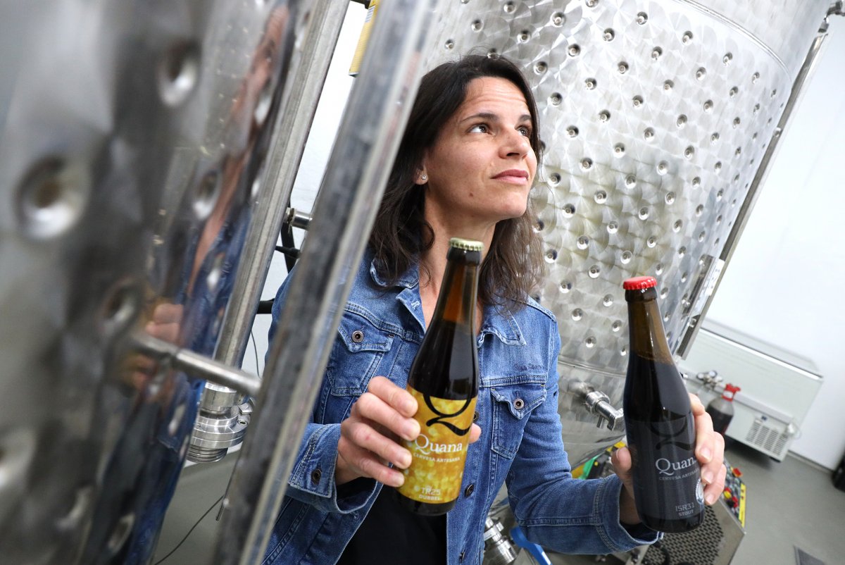 Nona Hernández amb les cerveses que Quana que han estat premiades