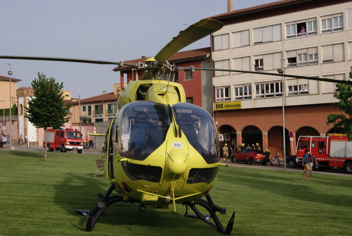 L'helicòpter a l'antiga plaça del mercat dels dilluns, des d'on es va fer el trasllat de la persona ferida