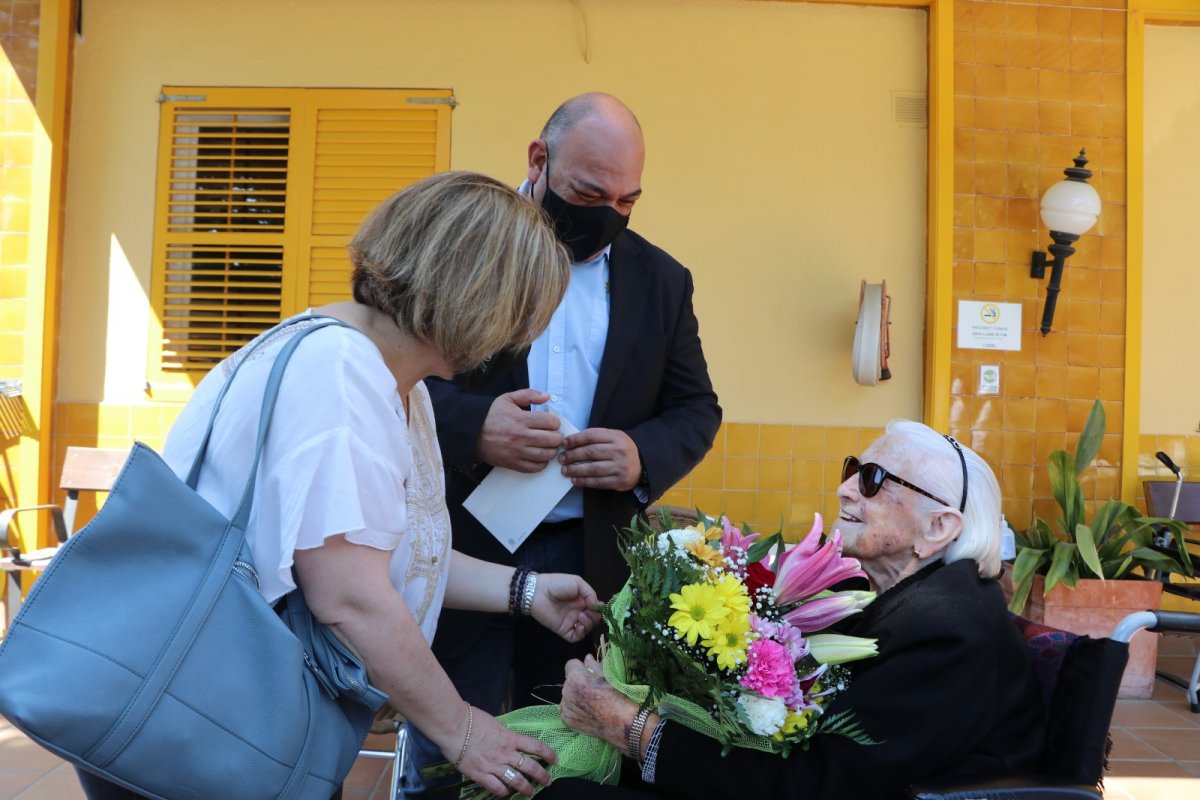 Dorotea Hernan va rebre la visita de l'alcalde i la regidora