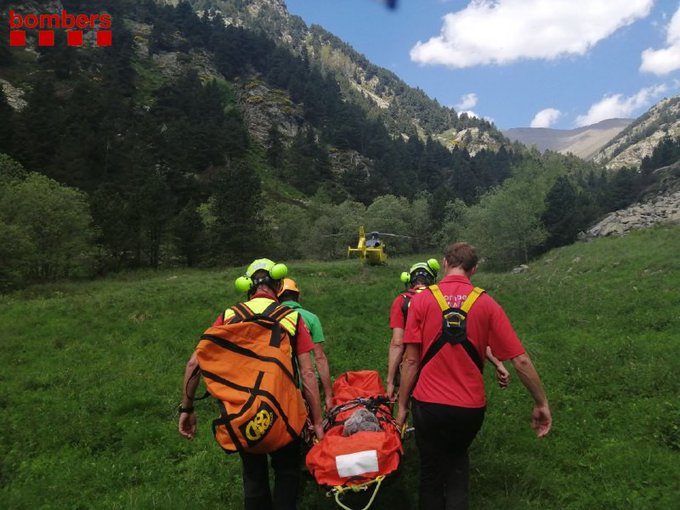 Els bombers traslladen a l'helicòpter la ferida a Vall de Núria