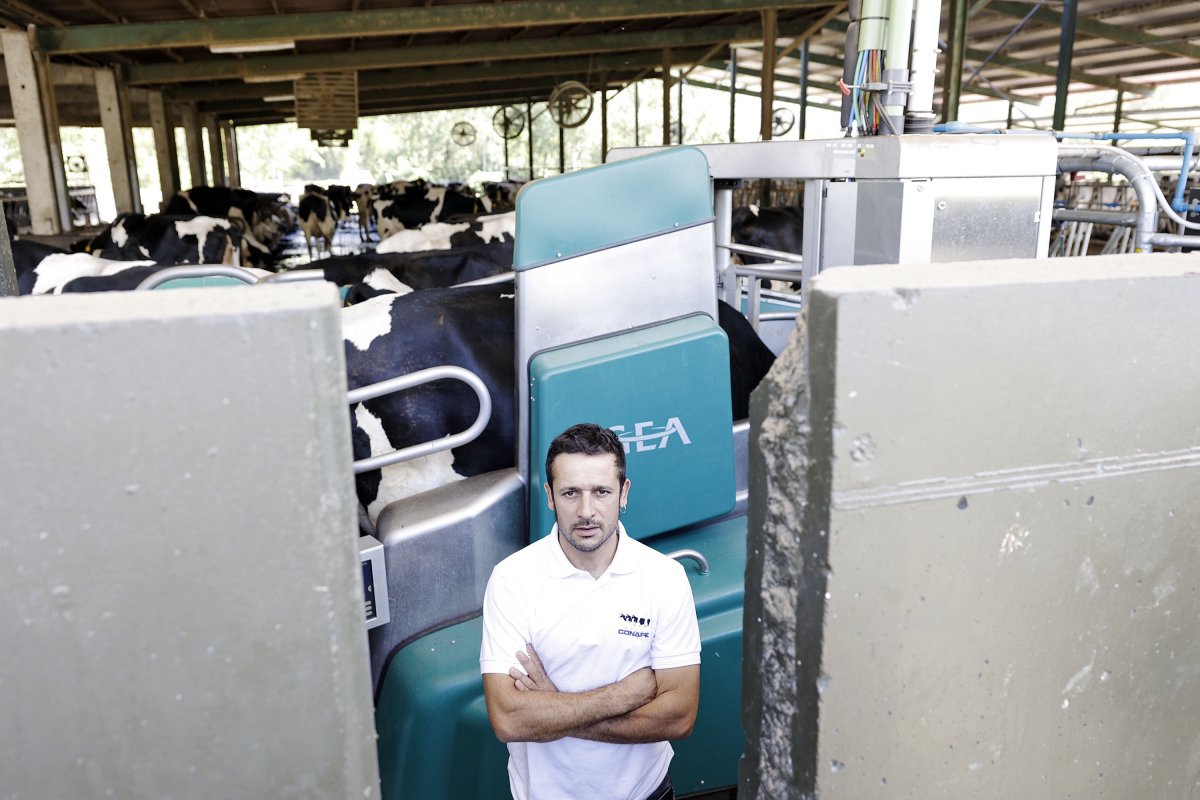 Pol Collell davant d'un dels tres robots que munyen les seves vaques
