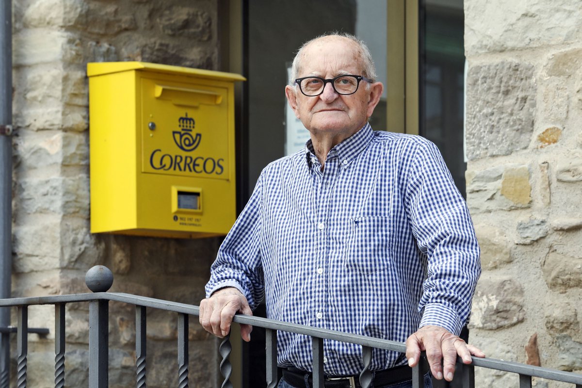 Josep Bruch, davant de la bústia del poble