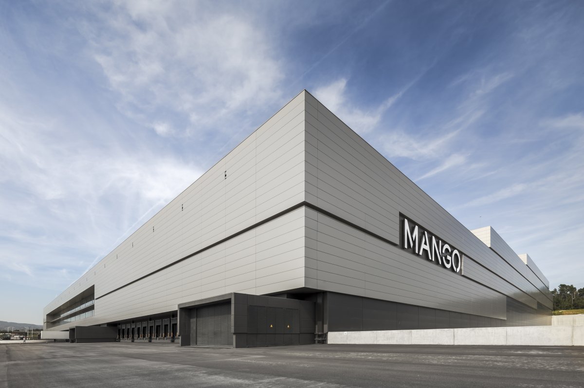 Aspecte exterior del centre logístic de Mango a Lliçà d'Amunt