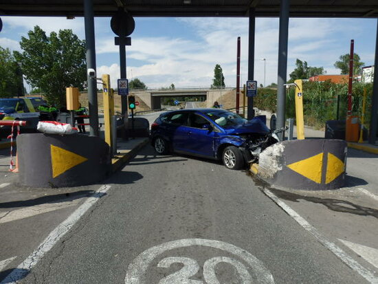 El vehicle després de topar a l'accés al CIM Vallès