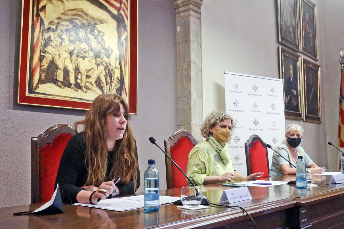 D'esquerra a dreta, Carla Dinarès, Maria Balasch i Carme Tena, presentant el recurs a la Sala de la Columna