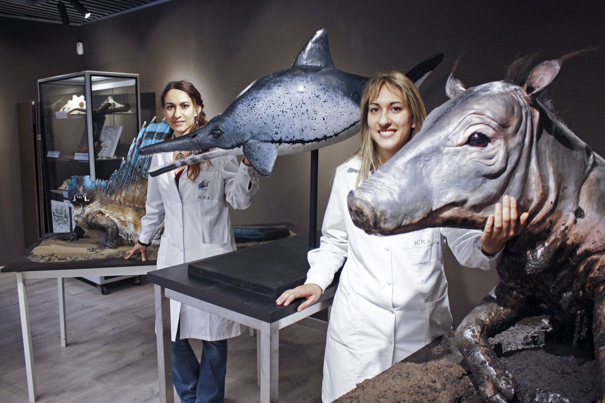 Aina i Agnès Amblàs amb les escultures. Per ordre, l’‘Elomeryx’, l’‘Icthyosaurus’ i el ‘Dimetrodon’ en darrer terme