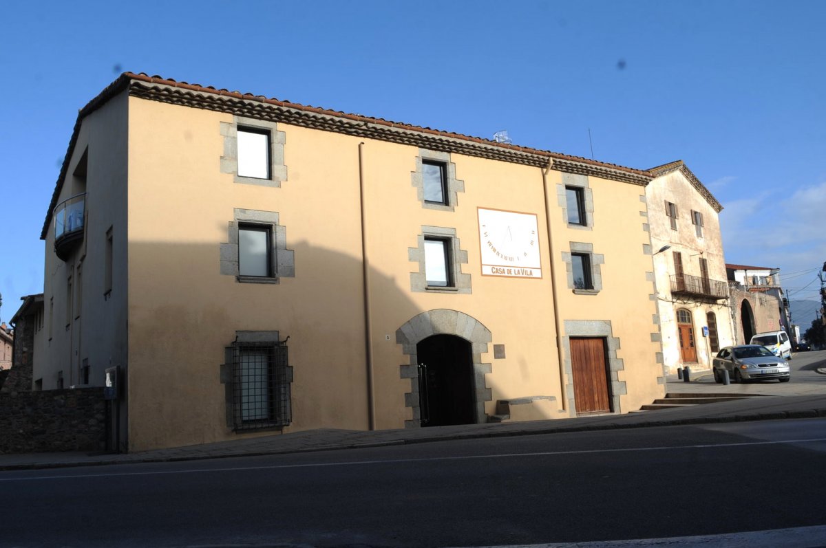 La façana de l'Ajuntament de Sant Antoni de Vilamajor