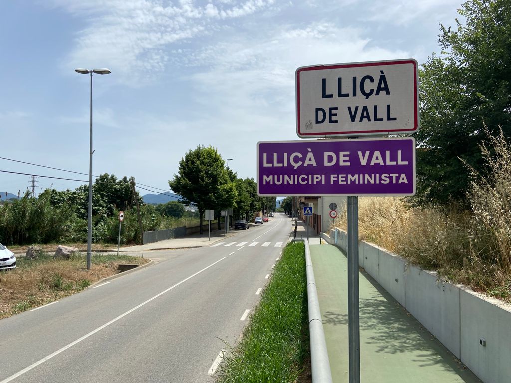 Un dels cartells a l'entrada de Lliçà de Vall