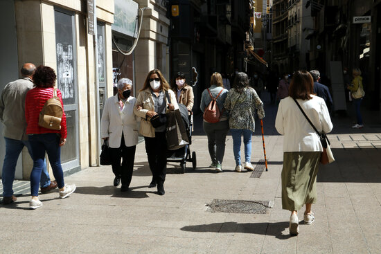 L'Eix Comercial de Lleida, amb gent caminant amb mascareta