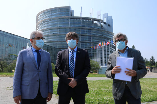 Pina i Homs amb el president Carles Puigdemont a l'exterior del tribunal