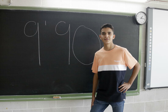 Imad Benhessou, un dels alumnes amb la nota més alta de Catalunya a les PAU, amb la nota escrita a la pissarra d'una aula aquest dilluns
