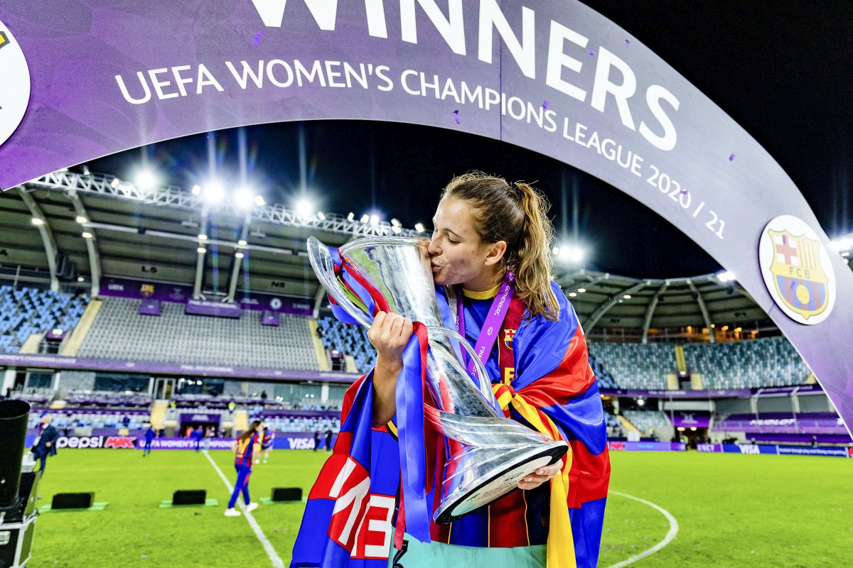 Laia Codina amb la Copa d'Europa