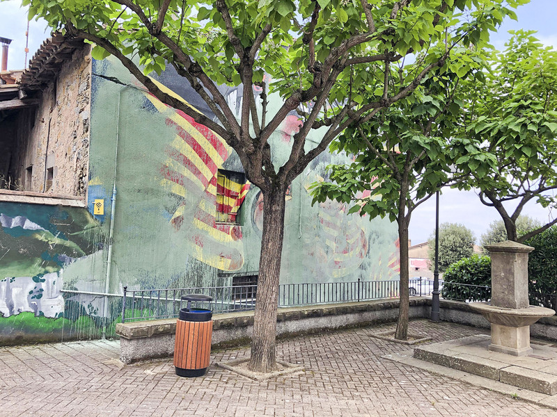 Malmeten el mural a favor de la llibertat de l’EsquirolL’Esquirol L’Ajuntament de l’Esquirol ha denunciat un acte vandàlic contra una pancarta i el m