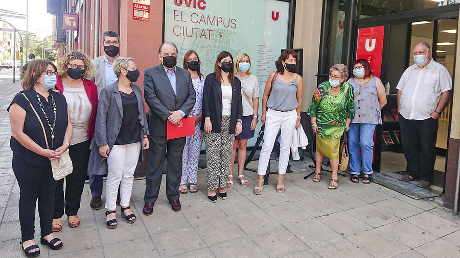 Foto de família al davant del nou local de la UVic al barri del Remei