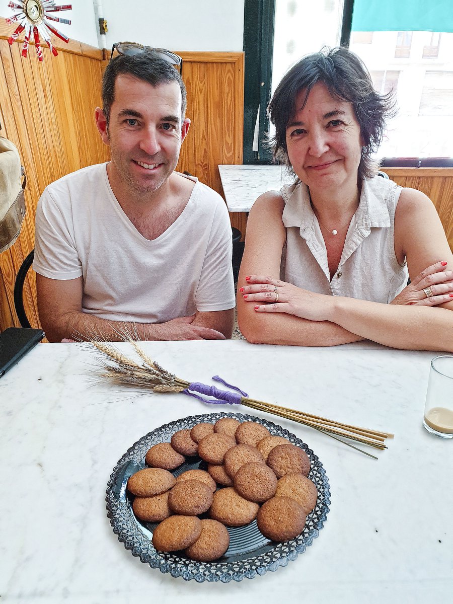 Judit Sardà i Jaume Baulenas, amb un plat de 'galetones'