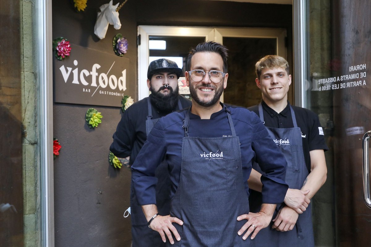 Àlex Andrés amb dos dels membres del seu equip al restaurant Vicfood