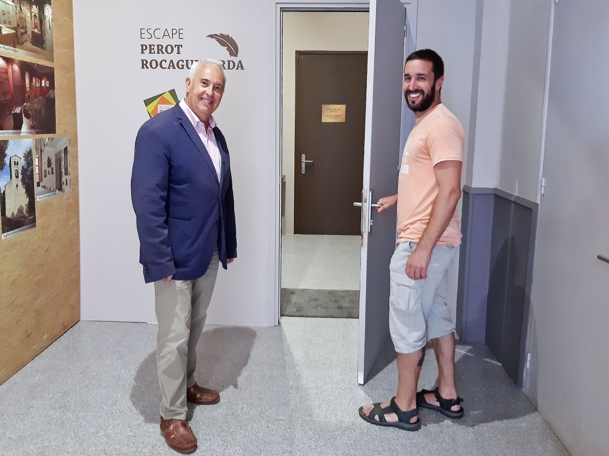 Josep Maria Freixanet i Gil Salvans, a la porta de l'Escape Perot Rocaguinarda